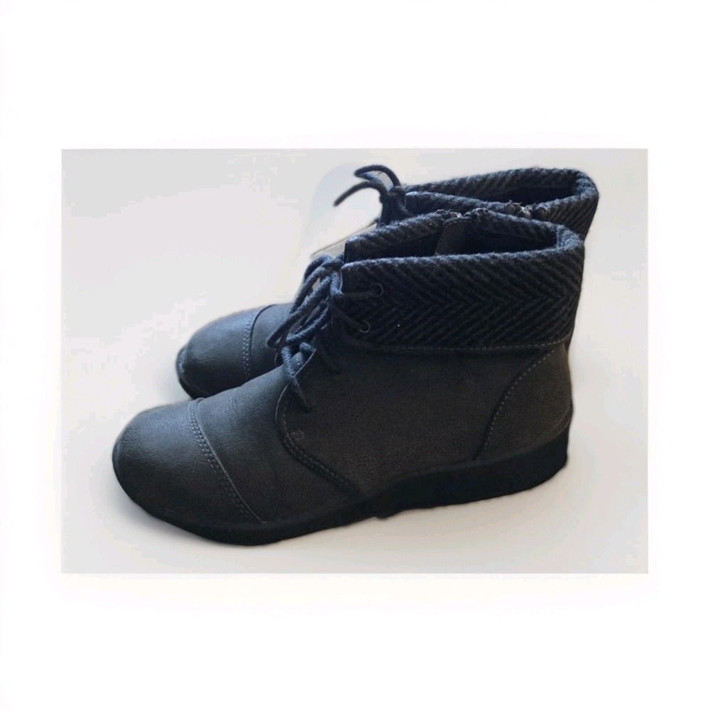 Clarks Women's Gray Lace-Up Ankle Booties Size 5.5 Soft Knit Collar Comfort... - Picture 3 of 8